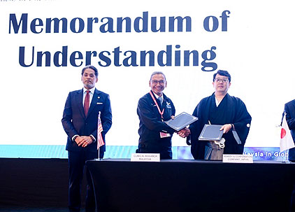 (写真左から)マレーシア保健省 カイリー・ジャマルディン大臣
Clinical Research Malaysia(CRM)CEO Dr. Akhmal Yusof
レメディ・アンド・カンパニー株式会社 代表取締役 グループCEO 浮田哲州